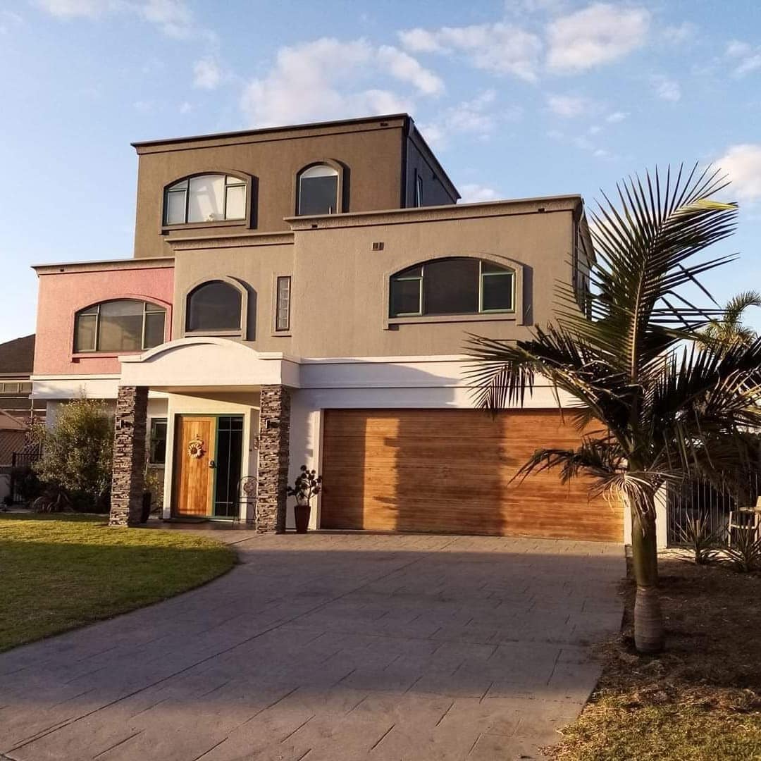 3-story holiday home located in walking distance to the beach